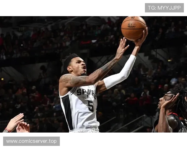 德章泰穆雷半场表现出色6投4中轻松斩获13分1篮板2助攻1抢断